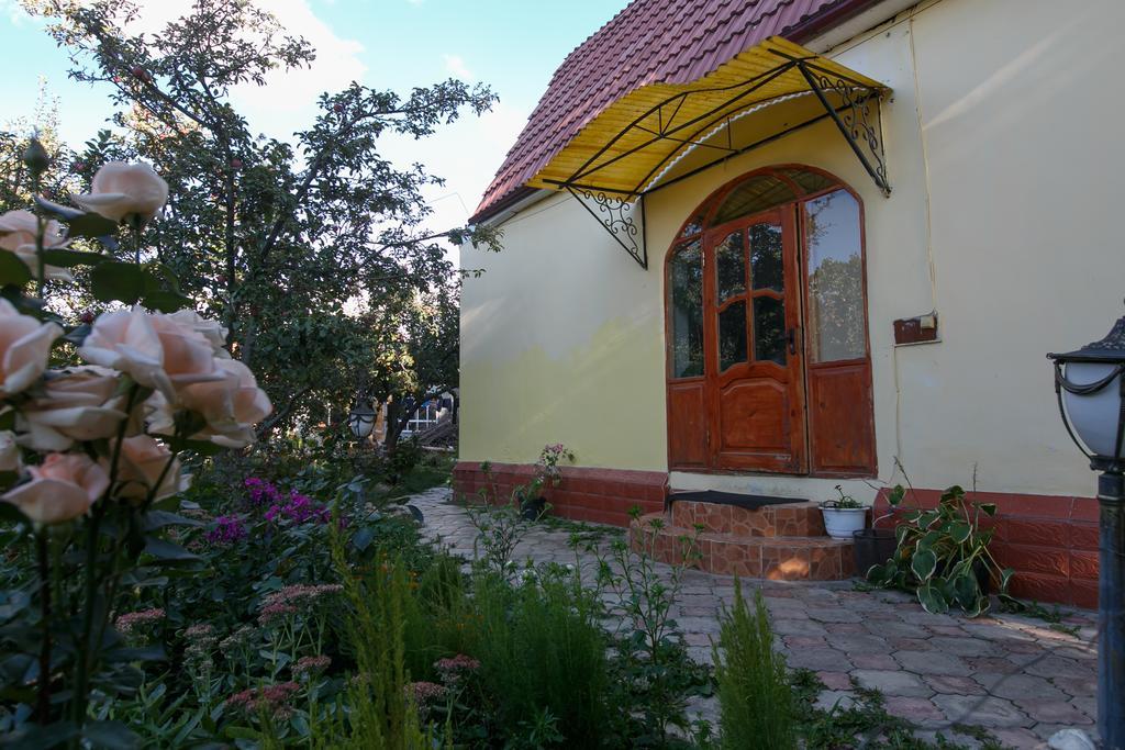 Jamilya'S B&B Guest House Каракол Екстер'єр фото