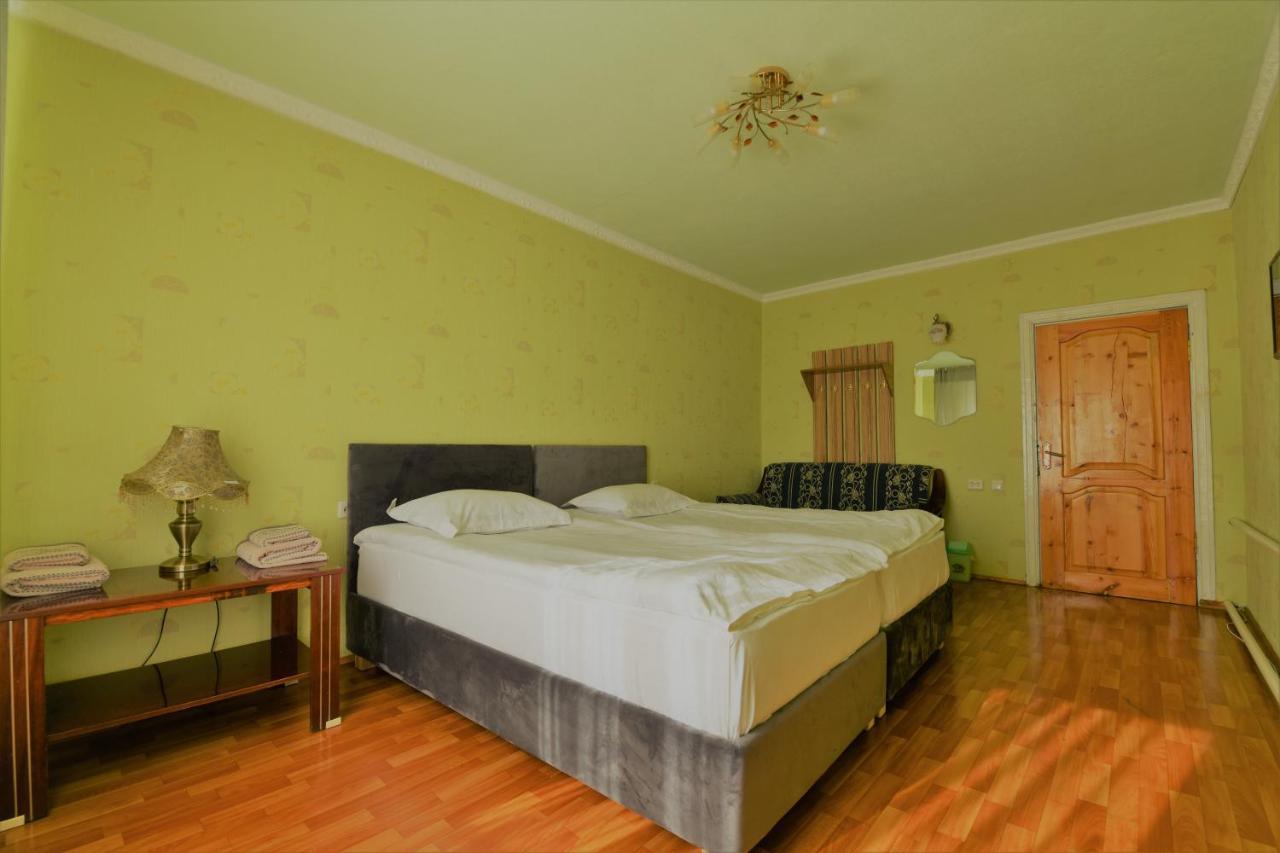 Jamilya'S B&B Guest House Каракол Екстер'єр фото